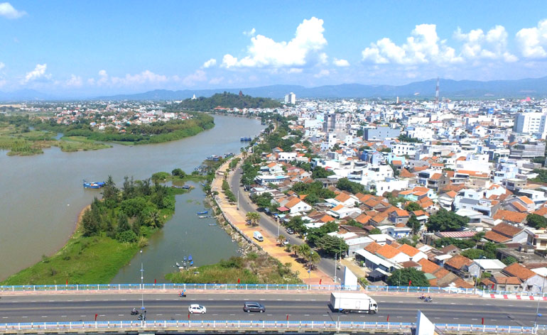 Tuy Hòa: Lọ Lem bên bờ biển