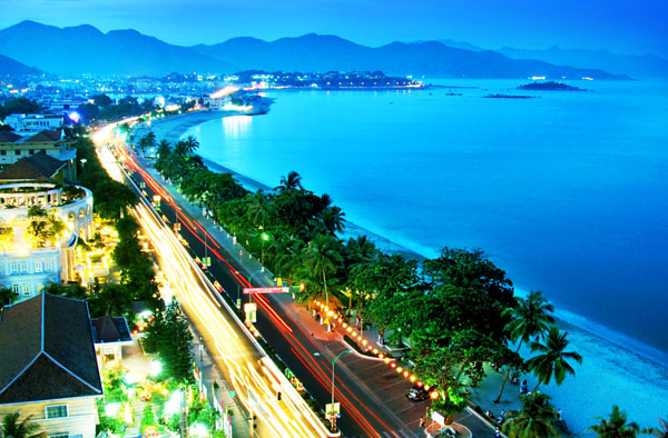 QUÁ TẢI DU LỊCH NHA TRANG, BẤT ĐỘNG SẢN CAM RANH HƯỞNG LỢI
