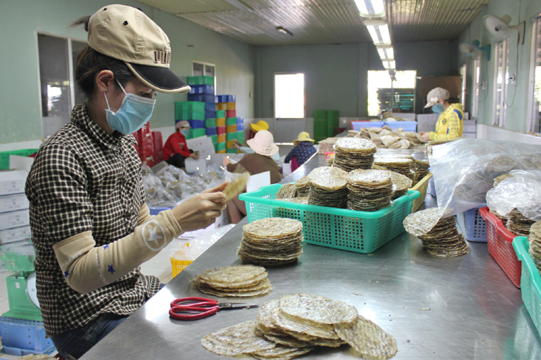 Doanh nghiệp gặp khó, ngân hàng chẳng thể ngó lơ