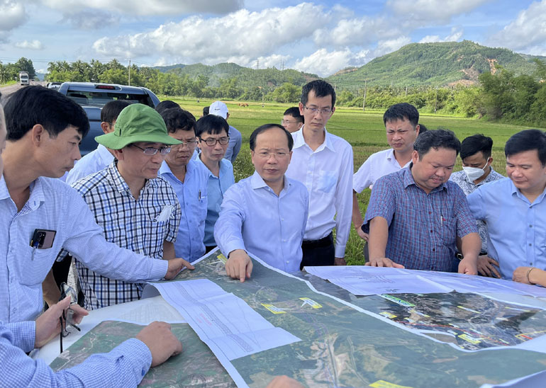 Đoàn công tác của Bộ GT-VT kiểm tra hiện trường Dự án đường bộ cao tốc Bắc - Nam phía Đông tại TX Sông Cầu