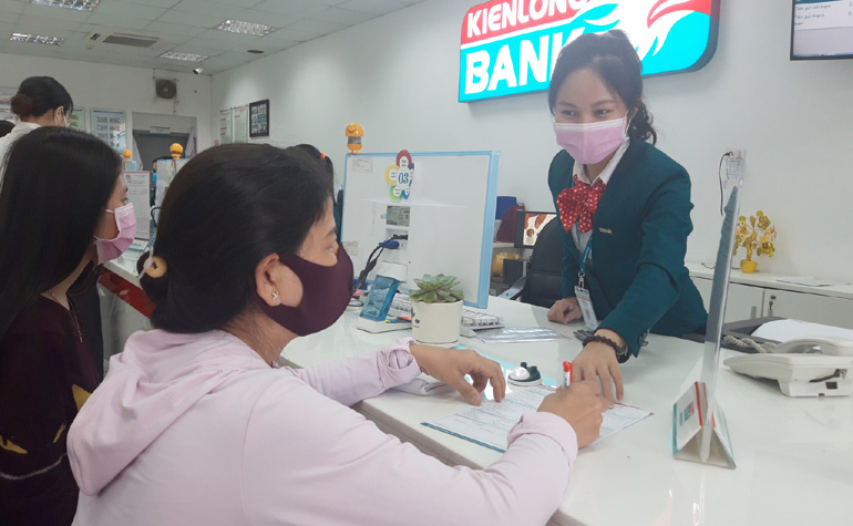 Lãi suất giảm, tiền gửi vẫn tăng