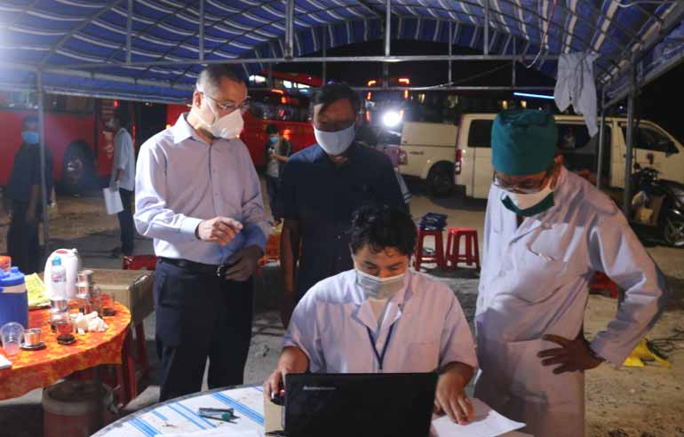 Đồng chí Phạm Đại Dương kiểm tra chốt kiểm soát dịch COVID-19 