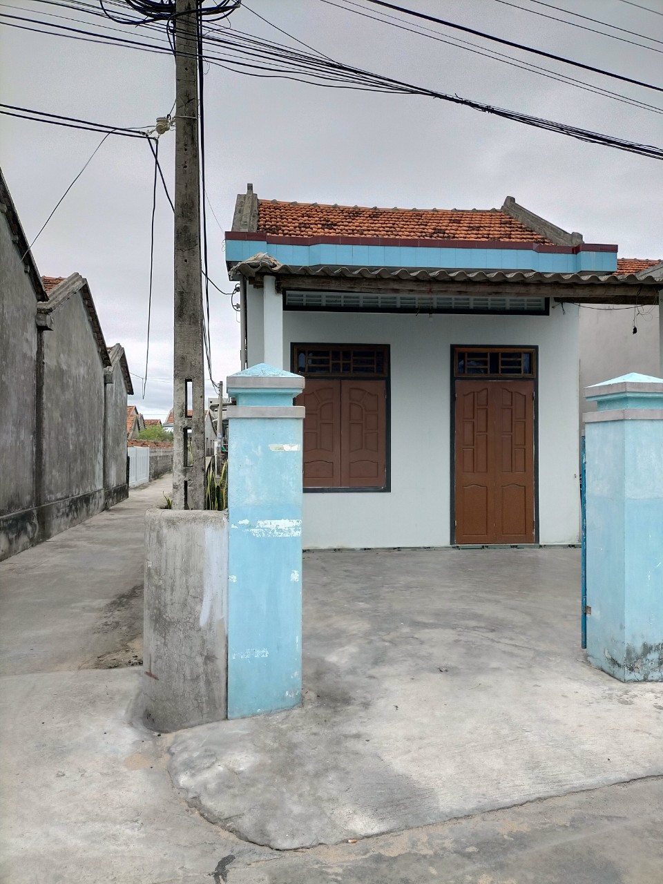 Nhà cấp 4, mặt tiền đường Lư Giang, đường bê tông 2 làn ô tô, bên hông có hẻm bê tông nhỏ