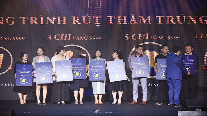Buổi lễ cũng tìm ra 13 khách hàng sở hữu lộc vàng may mắn với tổng trị giá hơn 126 triệu đồng