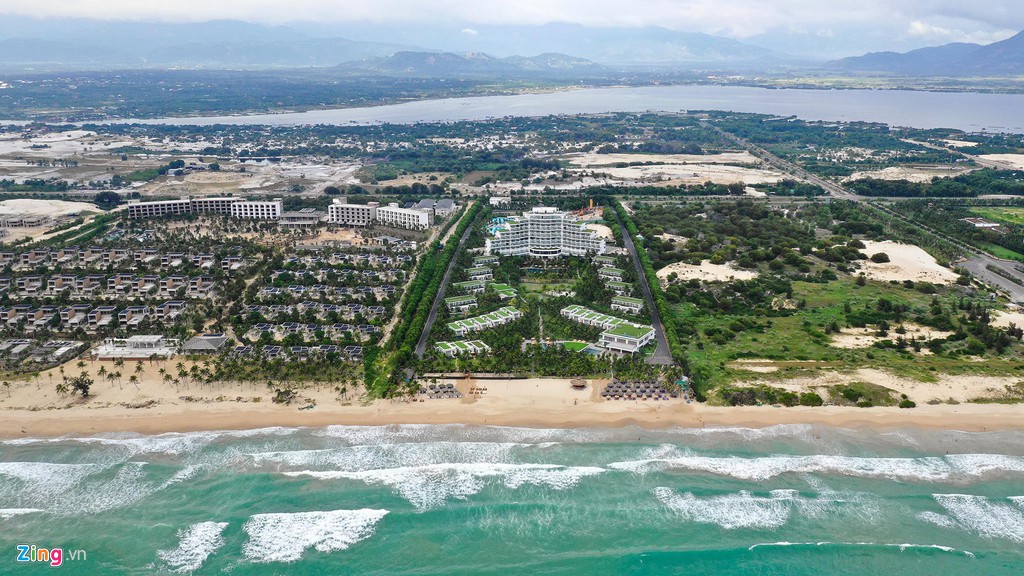 Tại phía nam Nha Trang là khu vực Cam Ranh cũng đang là đại công trường xây dựng hàng nghìn căn hộ condotel