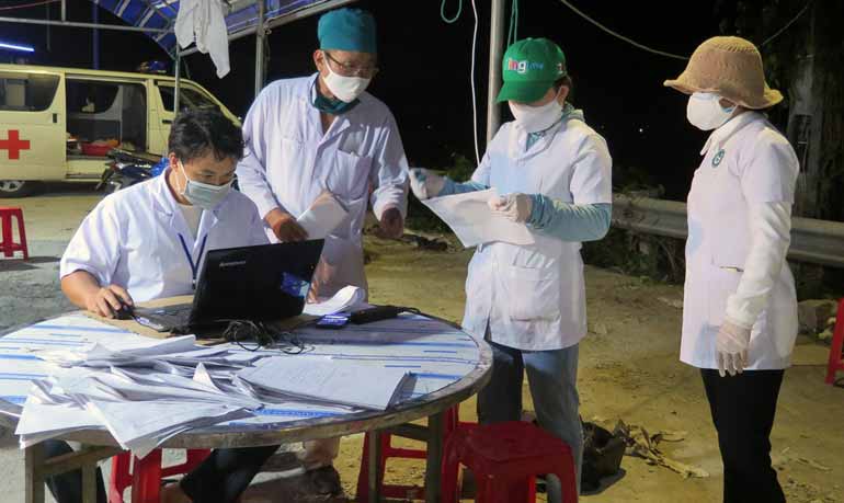 phú yên Đồng chí Phạm Đại Dương kiểm tra chốt kiểm soát dịch COVID-19  