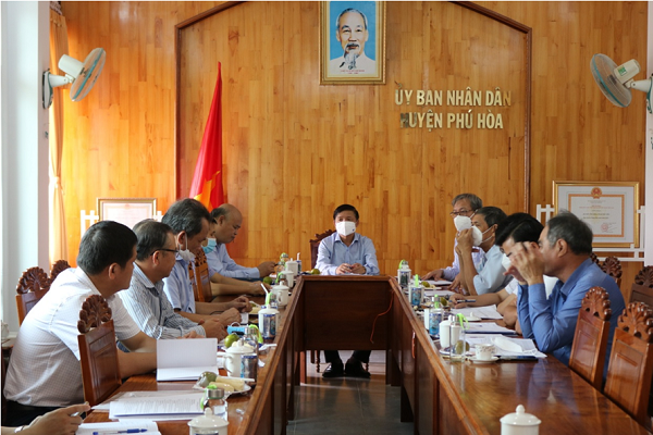 đồng chí Lê Tấn Hổ - Phó Chủ tịch Thường trực UBND tỉnh cùng các đơn vị, địa phương đã làm việc tại UBND huyện Phú Hòa để tháo gỡ khó khăn, vướng mắc để đẩy nhanh tiến độ thực hiện dự án